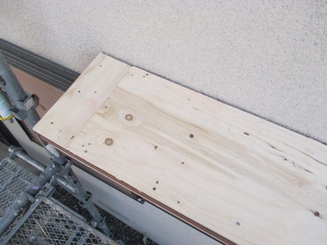 播磨町の庇補修におけるコンパネ補強